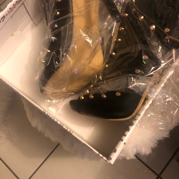 Beautiful black gold studded pump/ new - Picture 5 of 6